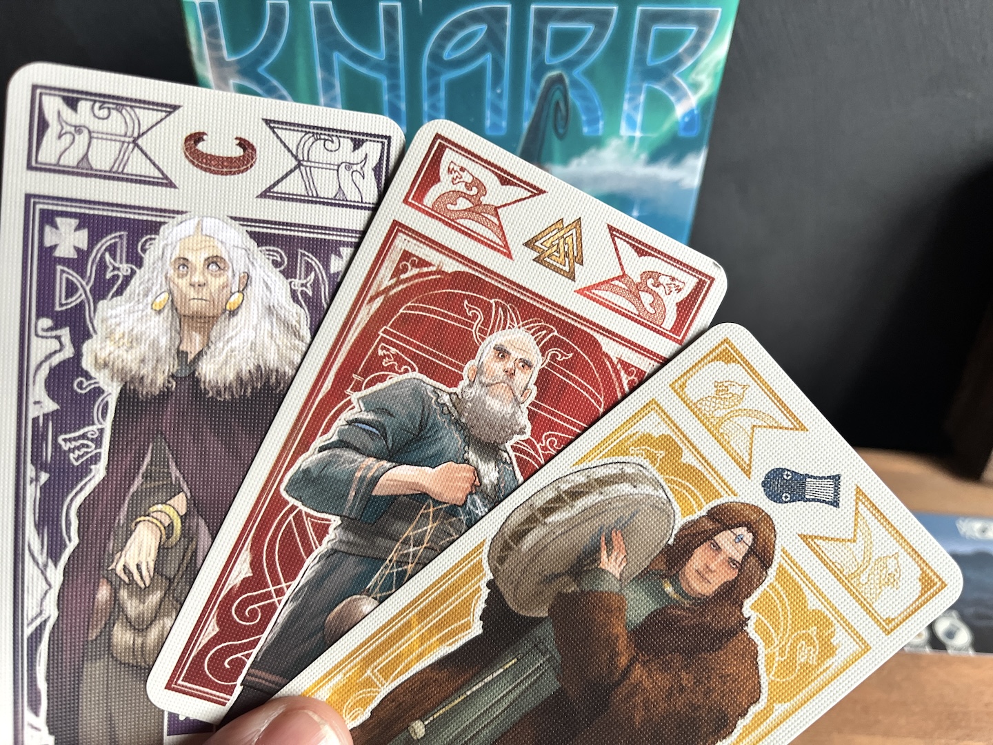 Drei Crewkarten aus der Nähe