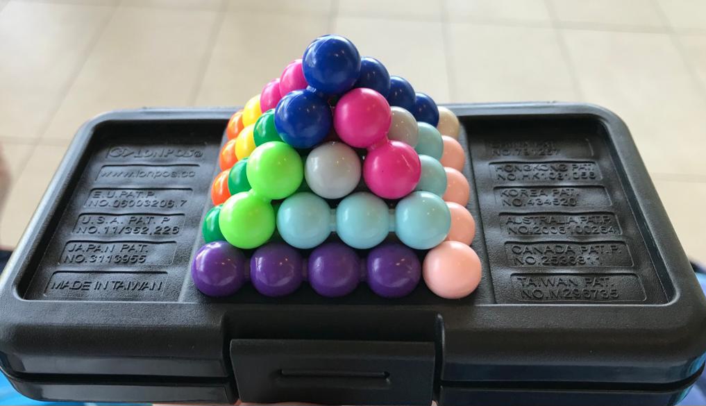 Die Teile wurden zu einer Pyramide zusammengefügt.