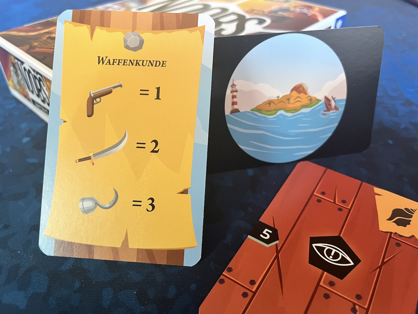 Eine der Spielkarten klärt uns über den Wert von Waffen auf. 