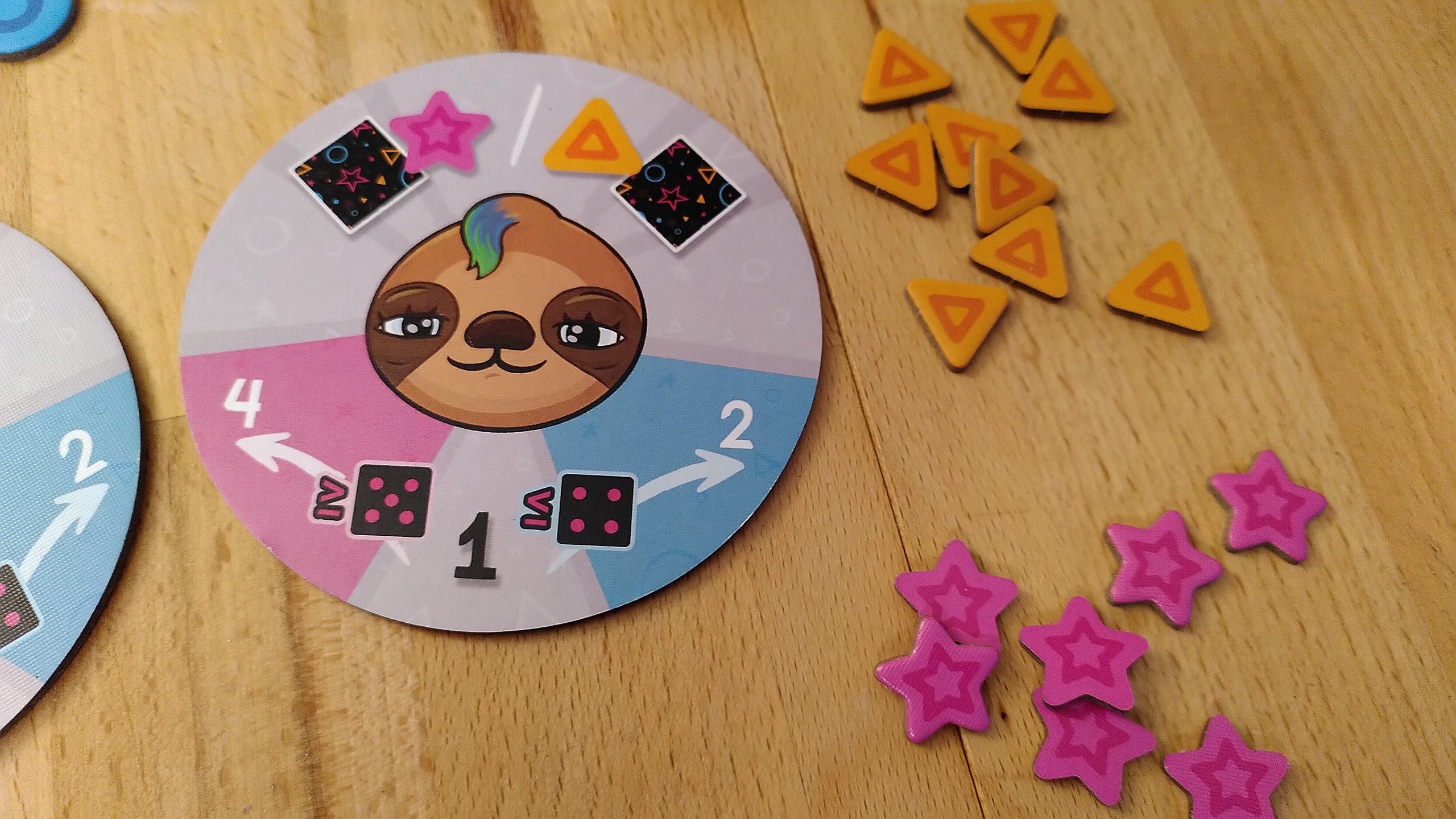 Faultier-Scheibe in Phase 1, noch wach kurz vorm Einschlafen; pinke Sterne und gelbe Dreiecke