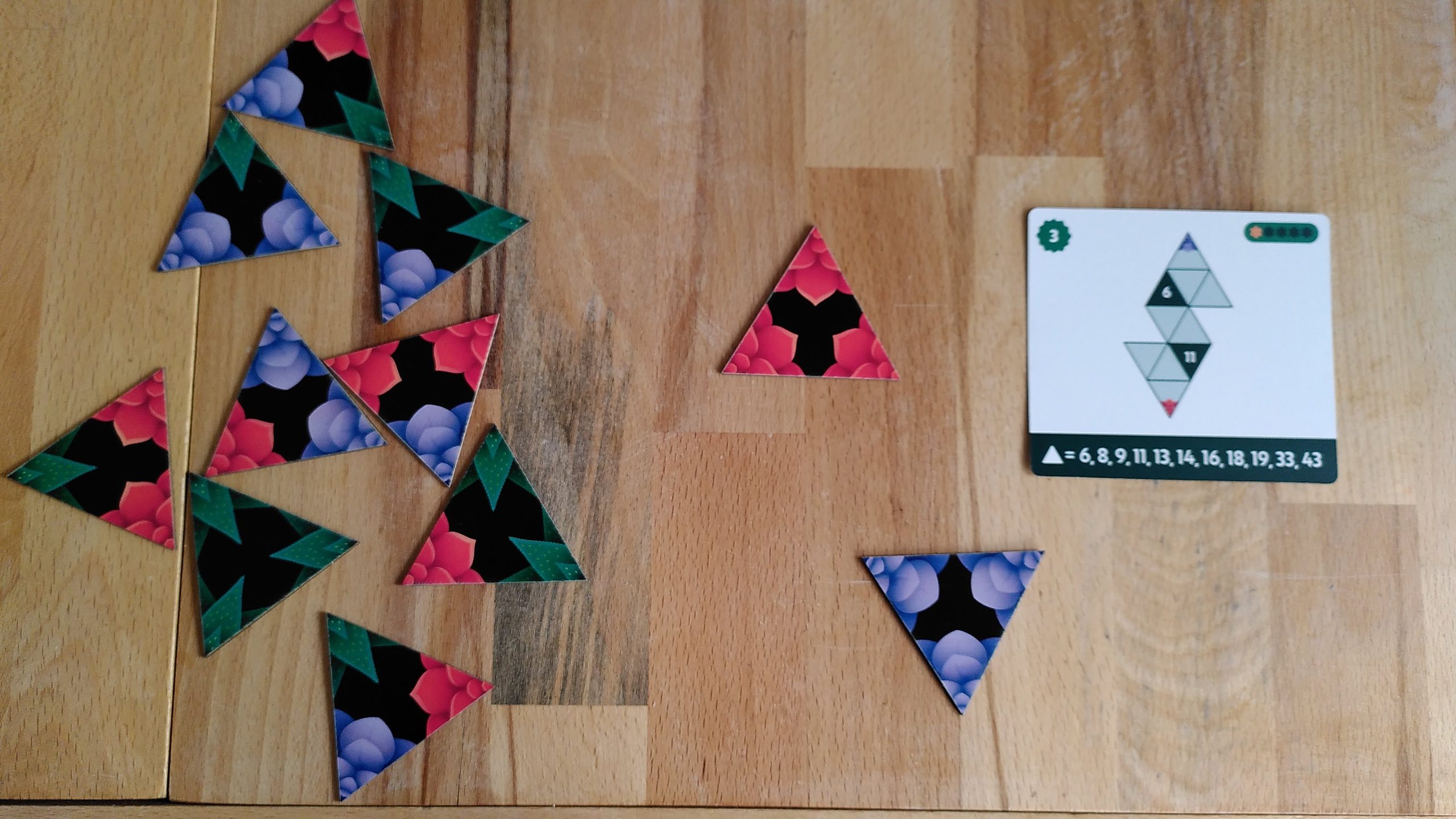 Die Grundform, die das Puzzle bekommen soll und einzelne Plättchen oder die Farbe bestimmter Ecken sind vorgegeben. Den Rest muss ich selber erpuzzeln.