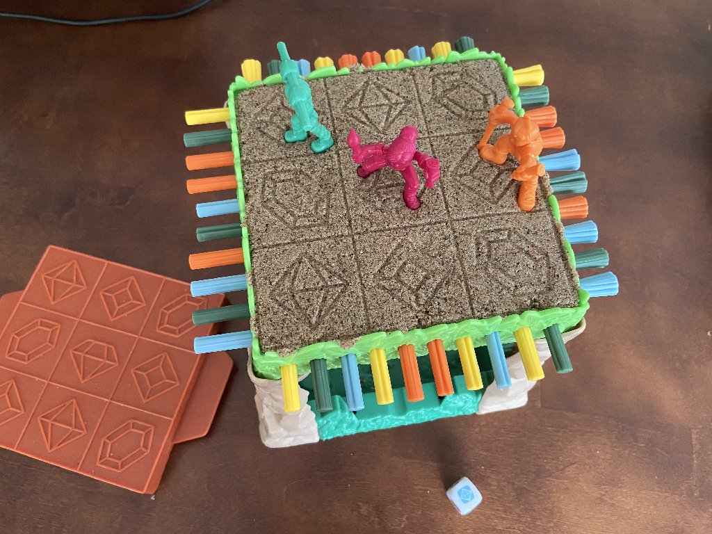 Aufbau des Spiels mit Sand oben auf einem Gitter aus Stäben.