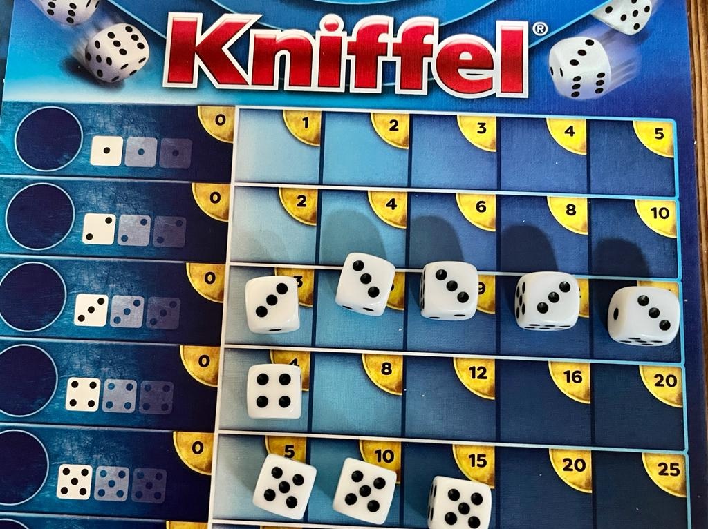 Würfel, die auf dem Spielplan abgelegt sind