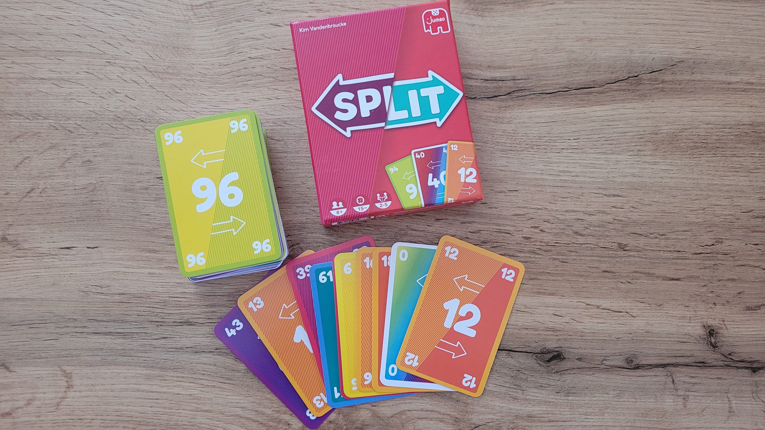 Spielschachtel mit Spielkarten.