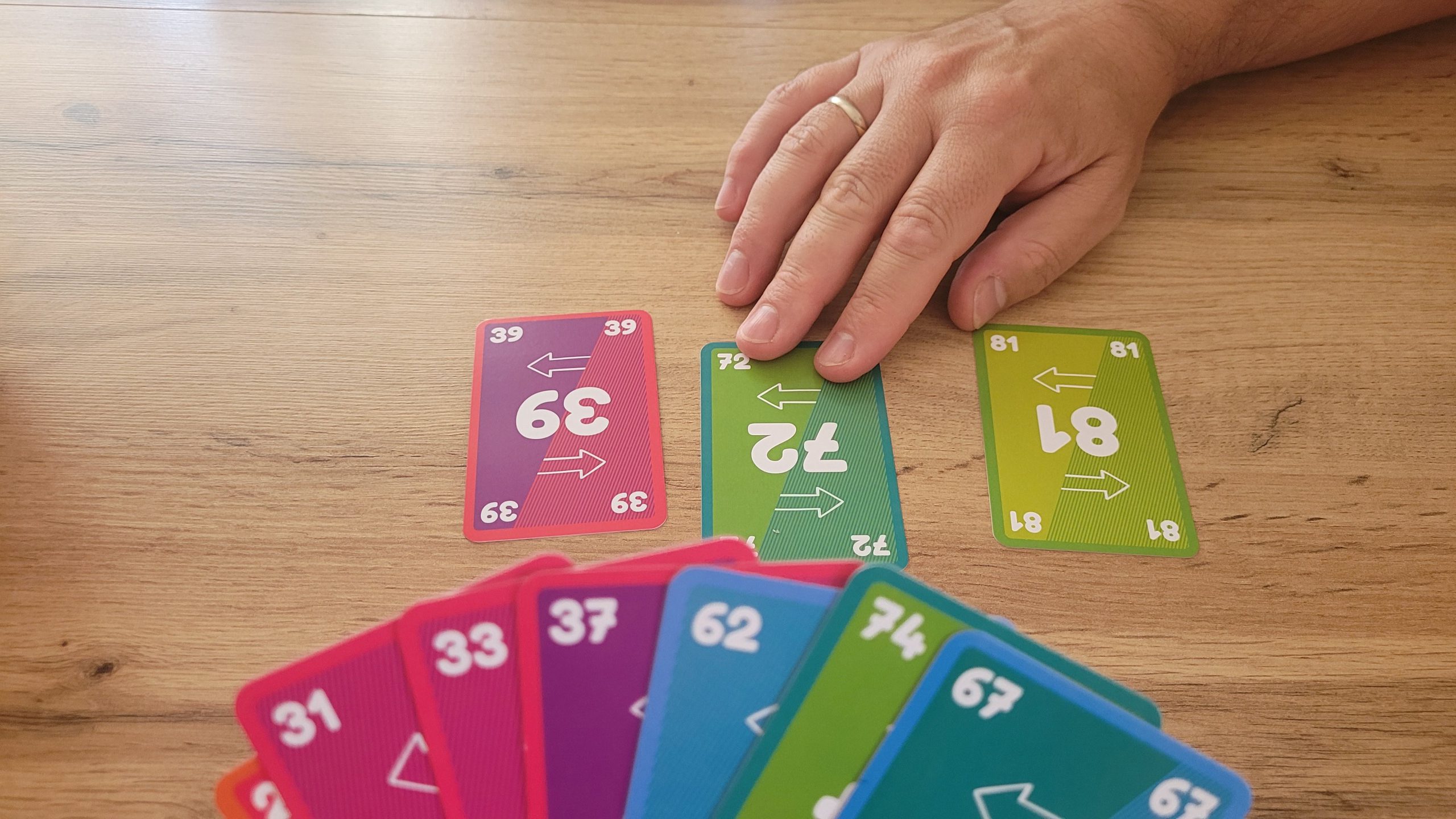 Eine Karte wurde passend zwischen die Startkarten ausgespielt