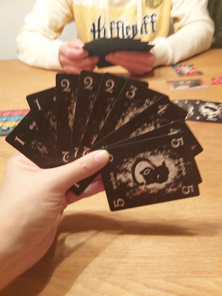 Zu sehen ist die Kartenhand von Cat in the Box.