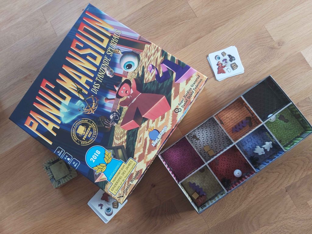 Zu sehen ist das Spiel Panic Mansion inkl. des gesamten Spielmaterials.