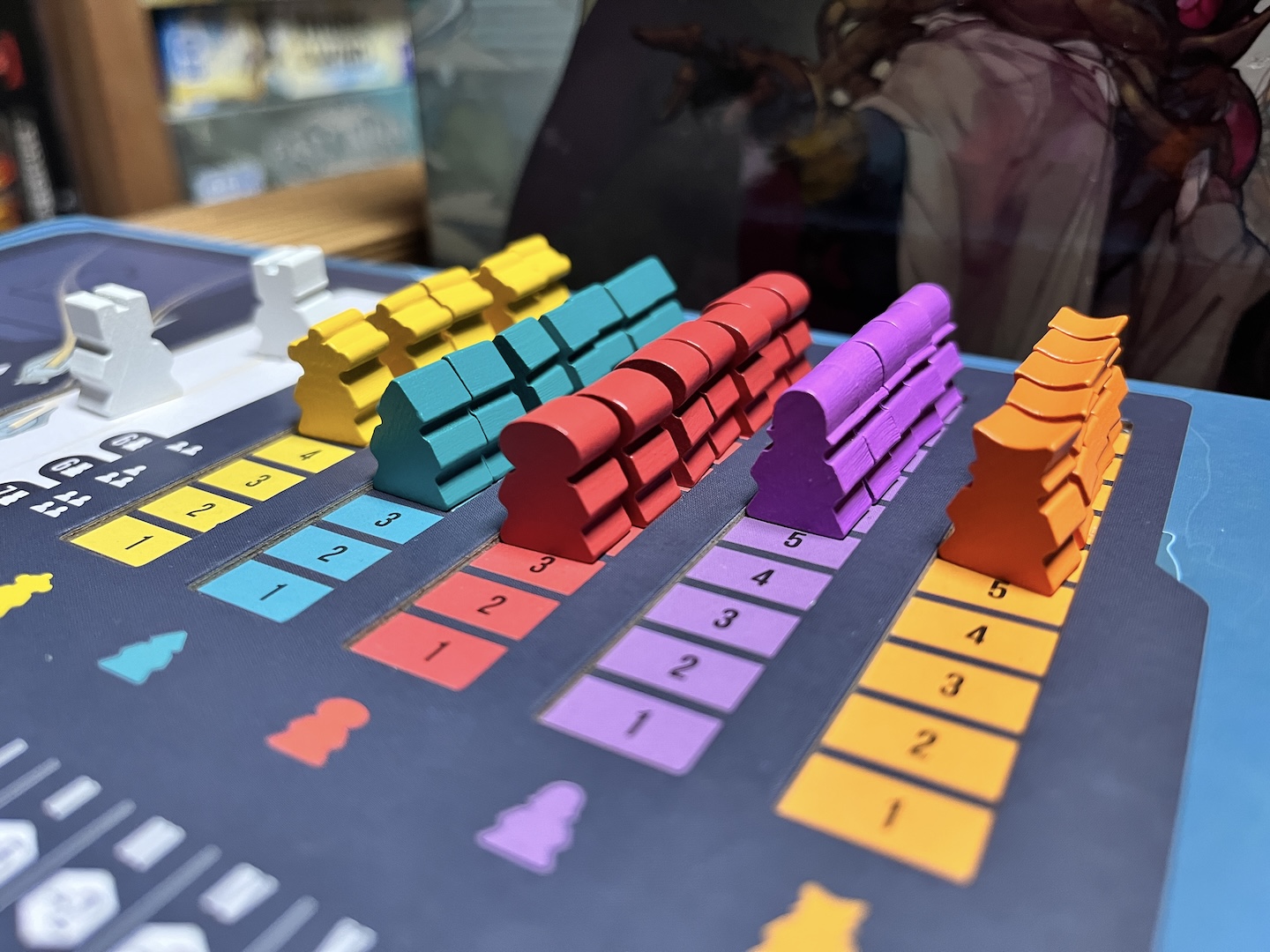 Holzmeeple in verschiedenen Farben und Formen