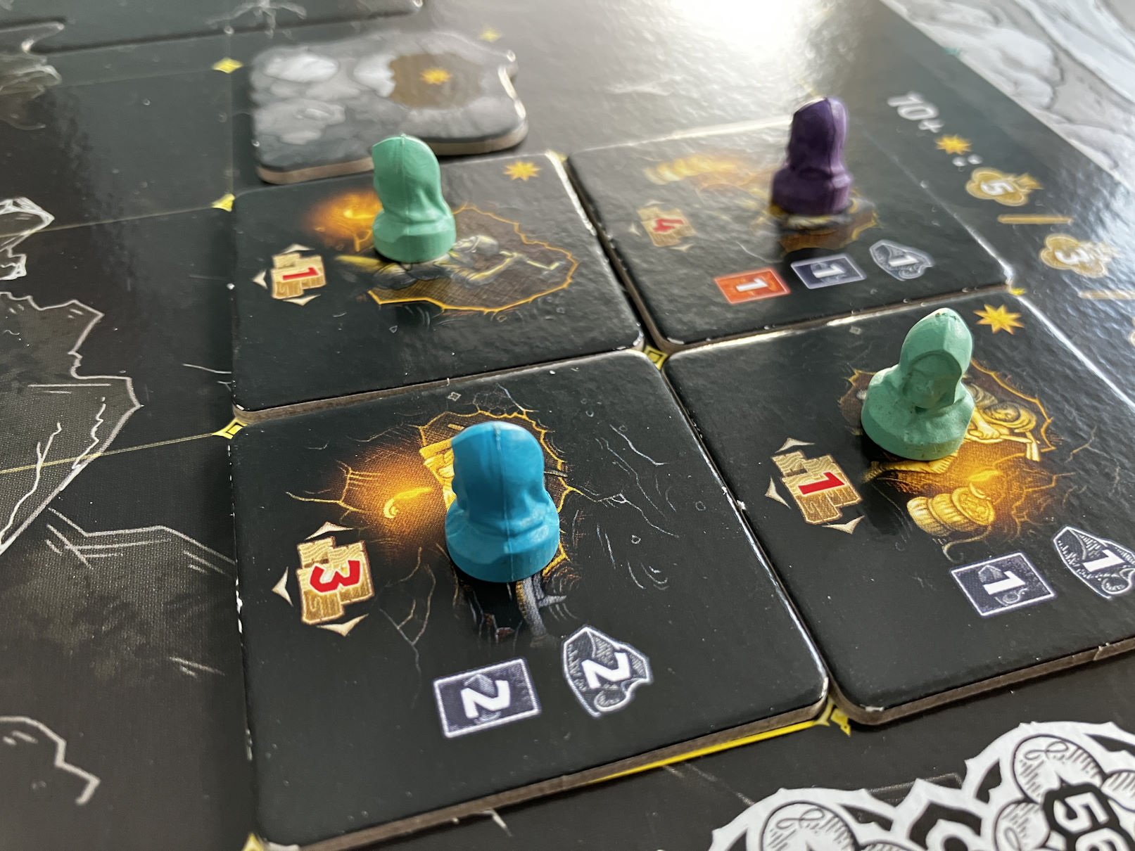 Detail des Spielplans - hier liegen bereits Minen, auf denen Spielfiguren stehen.