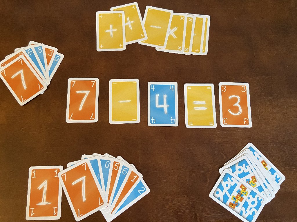 Die erste Gleichung ist gelöst: 7 - 4 = 3 mit jeweils einer Karte für Zahlen und Zeichen