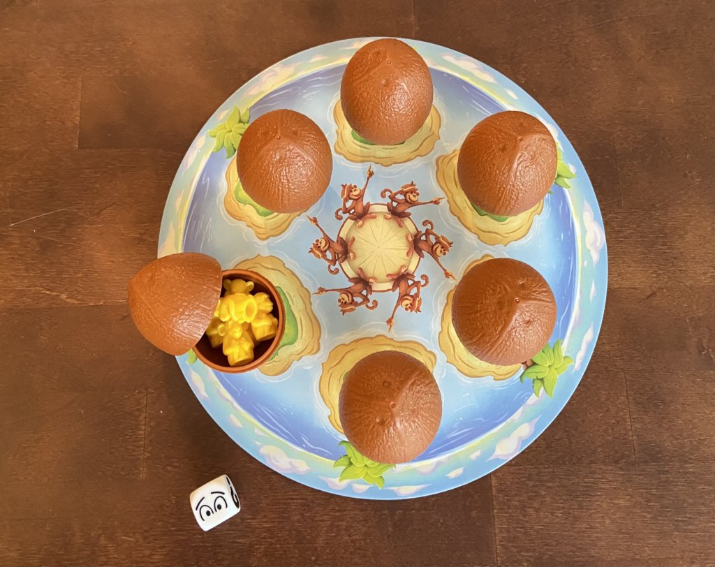 Der Spielplan mit den Kokosnüssen darauf verteilt von oben.