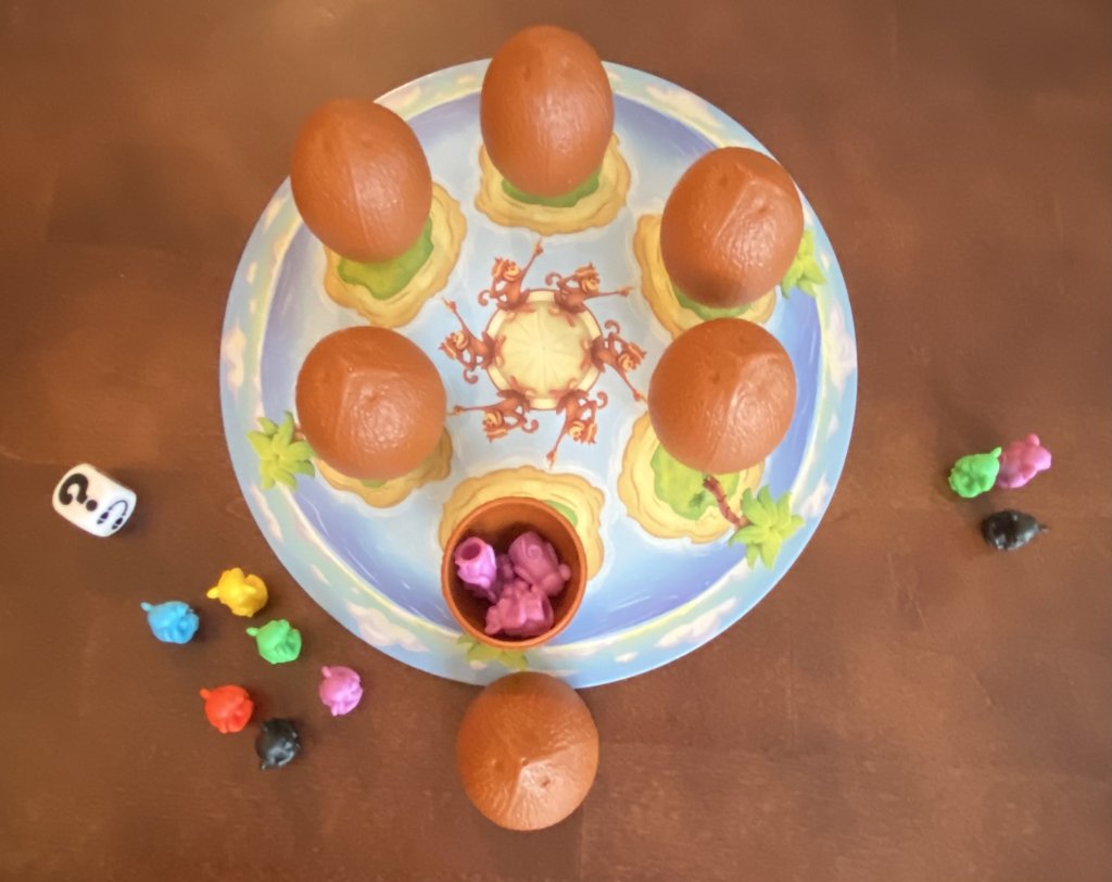 Eine geöffnete Kokosnuss lässt drei lila Affen sehen