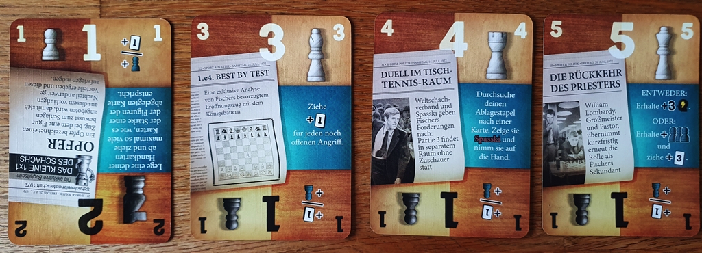 Vier Karten mit den weißen Figuren nach oben