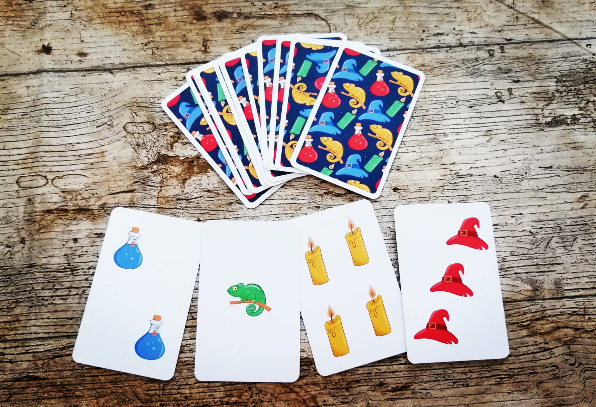 Insgesamt gibt es vier Farben. Blau, grün, gelb und rot. Sowie vier Symbole. Zaubertrank, Chamäleon, Kerzen und Hexenhüte.