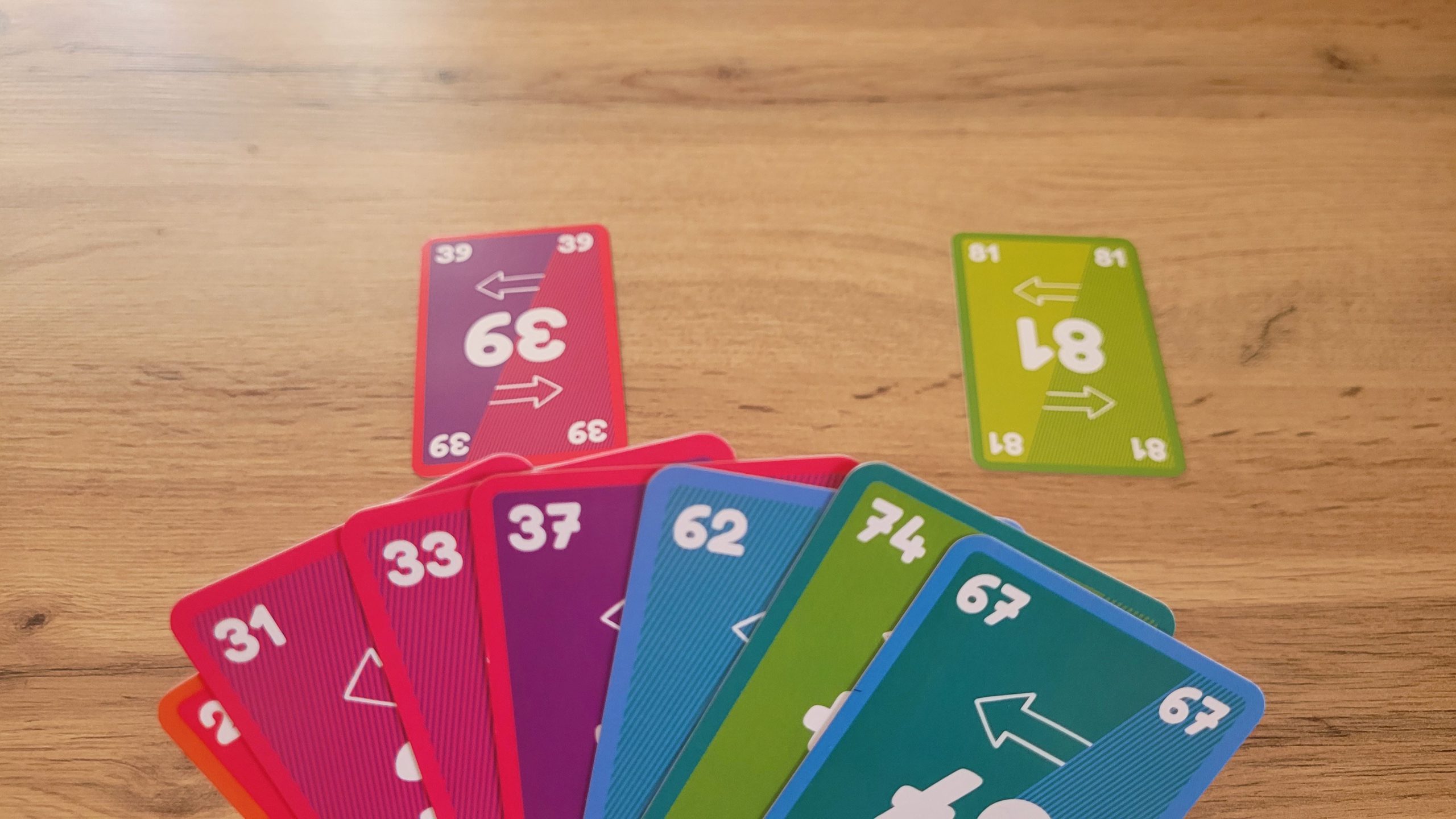 Zwei Startkarten und eine Kartenhand