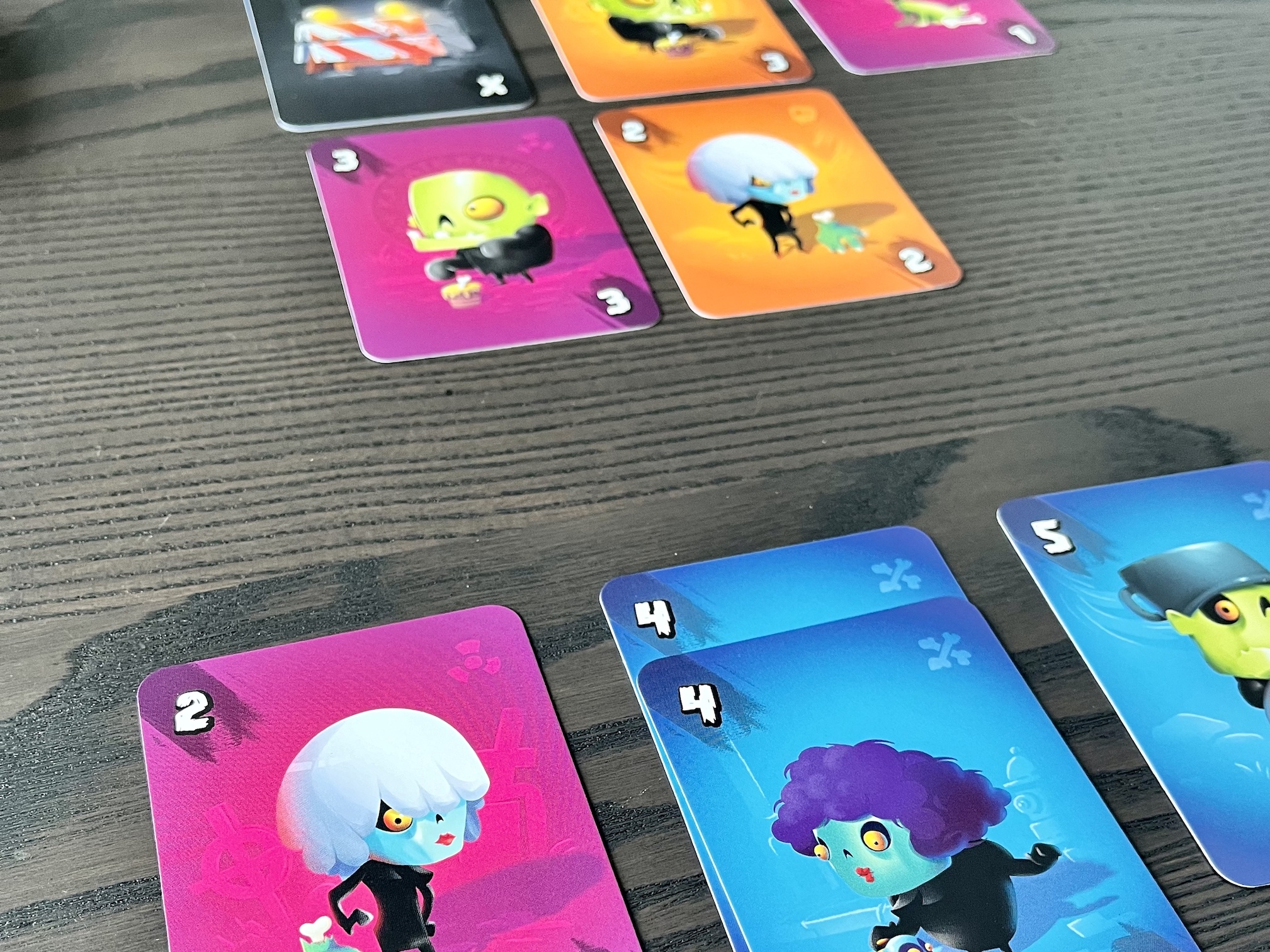 Es werden Karten im eigenen Bereich aber auch Karten in 3 Reihen in der Tischmitte gezeigt