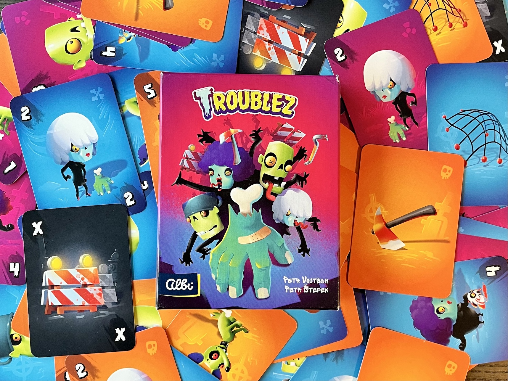 Spielkarton und Inhalt