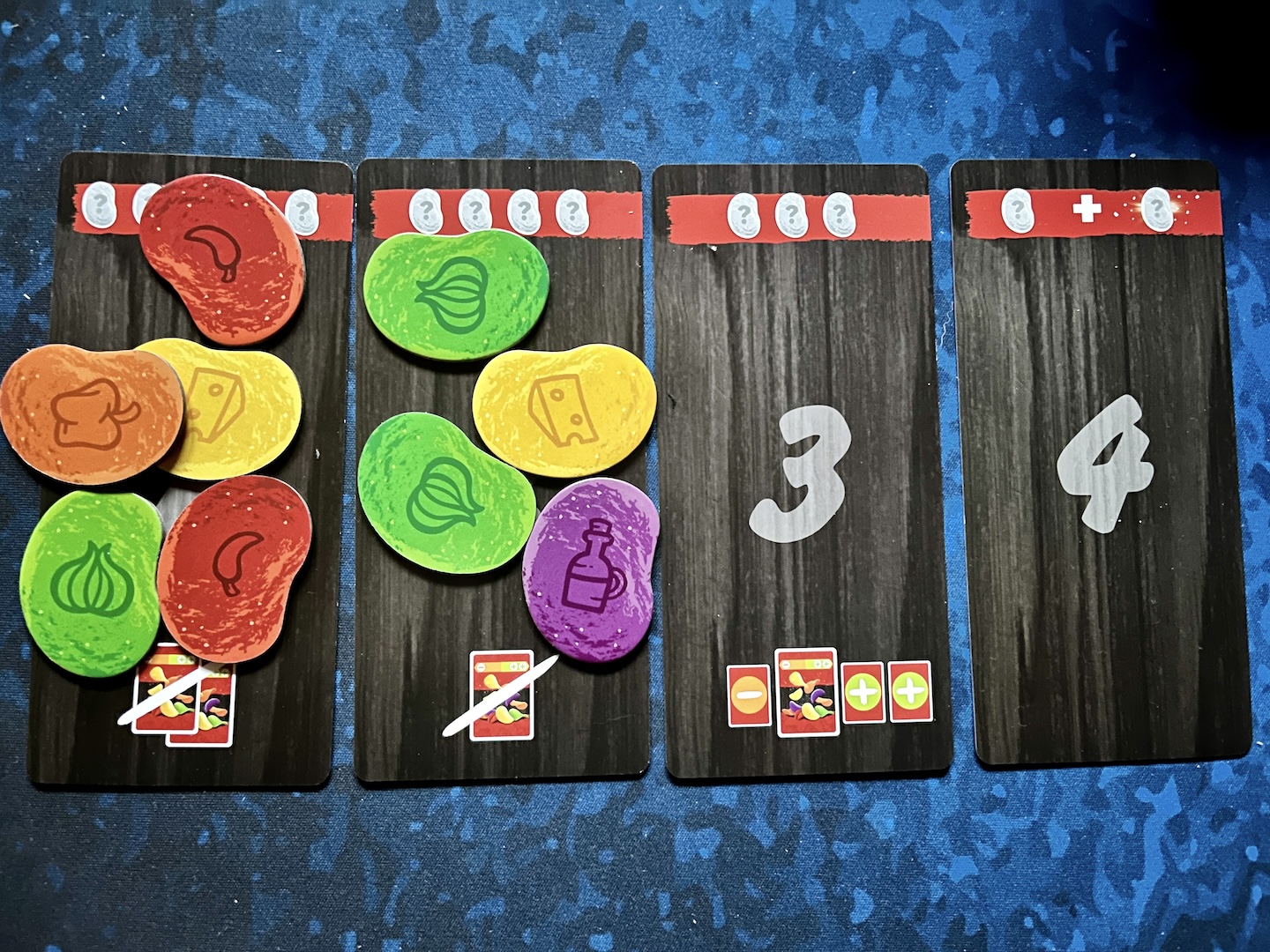 Die ausliegenden Rundenkarten erklären den Ablauf sehr eindeutig.