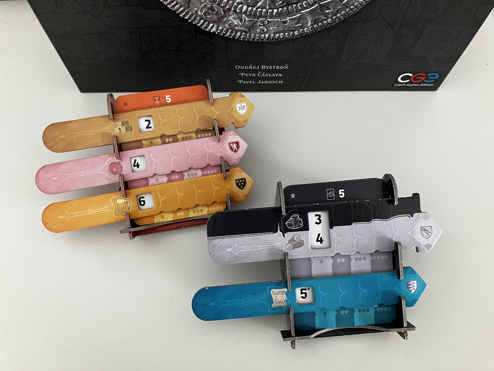 2 Kartenständer zeigen Angebot und Nachfrage in Kutná Hora an.