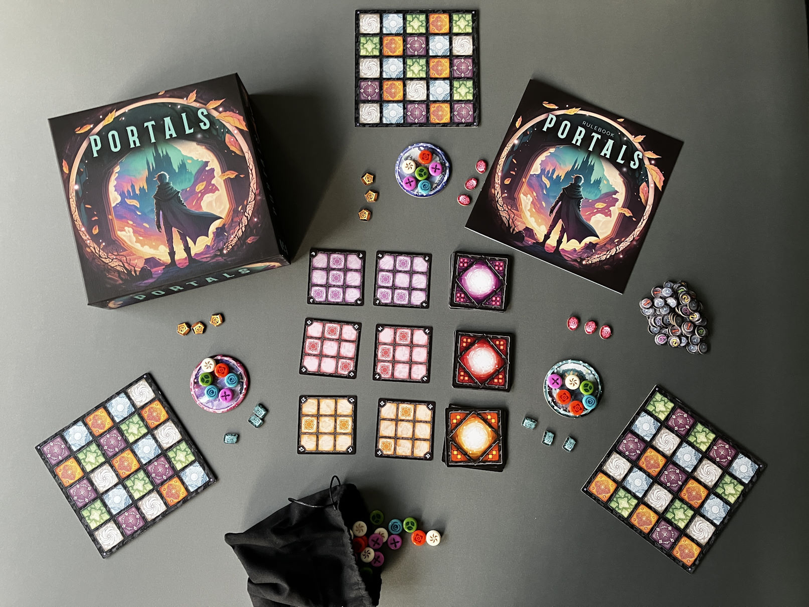 Für ein 3 Personenspiel aufgebaut: Spielertableaus, Energievorräte und Schlüsselkarten.