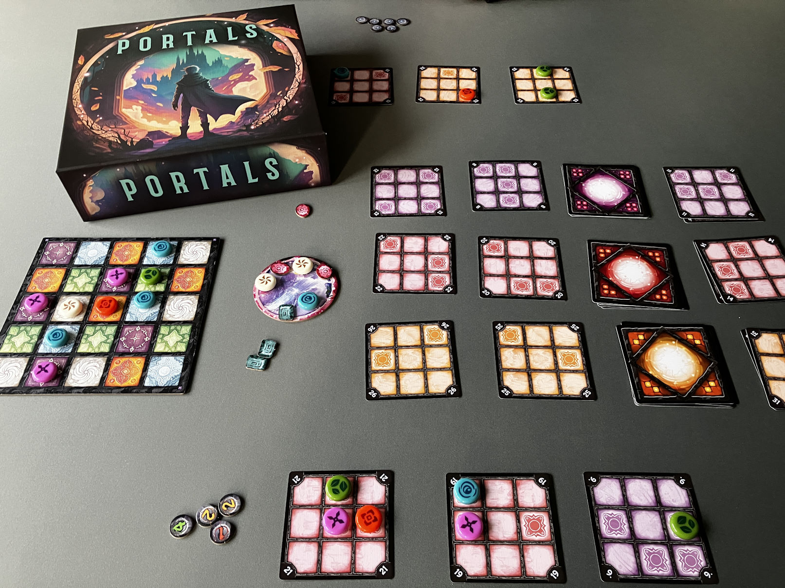 Blick auf ein laufendes Spiel zu zweit - in der Tischmitte liegen die Schlüsselkarten, links und rechts davon die Portalfelder.