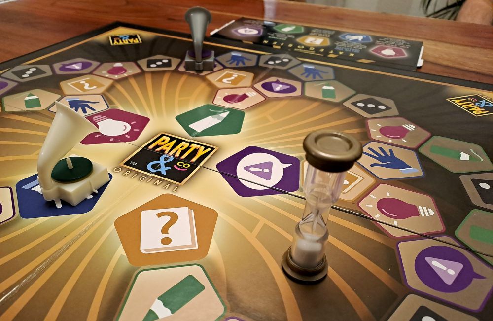 Spielbrett, Figuren und Sanduhr