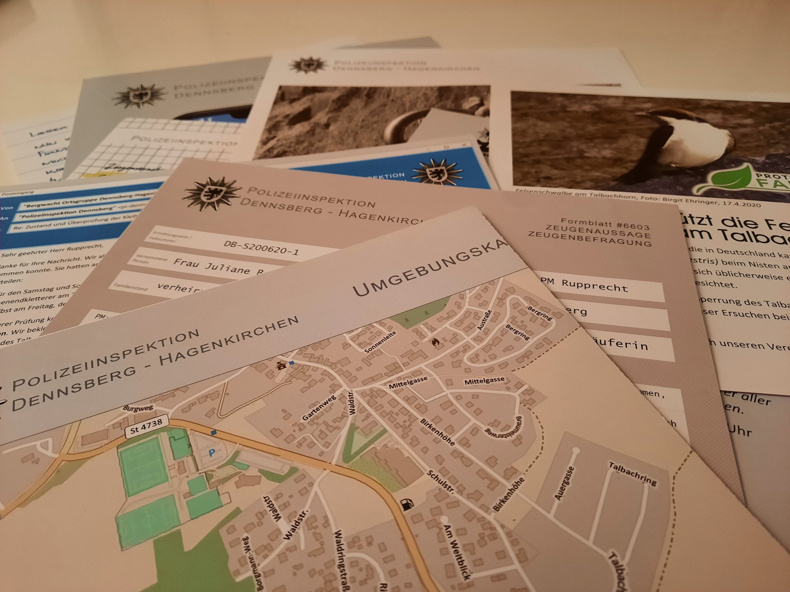 Die "Beweismaterialien" liegen auf dem Tisch.