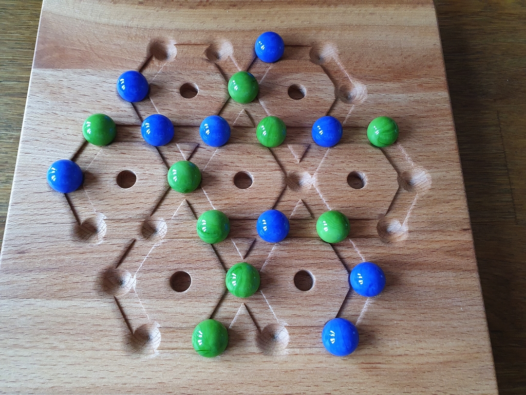 Spielsituation, die grünen und die blauen Kugeln sind noch bunt verteilt