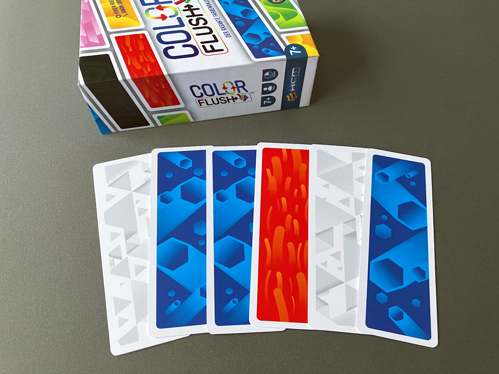 Exemplarisch ein Kartenhand kurz vor Spielgewinn - nur doch eine Karte muss hier weitergegeben werden, dann ist das Spiel beendet.