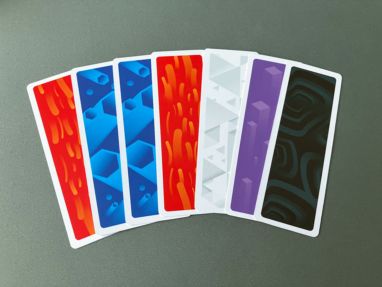 Eine exemplarisch offen gelegte Kartenhand mit einer schwarzen Karte - hier muss gewendet werden!