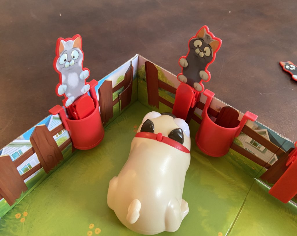 Spielsituation, eine Katze ist durch den eingesetzten Mülleimer geschützt