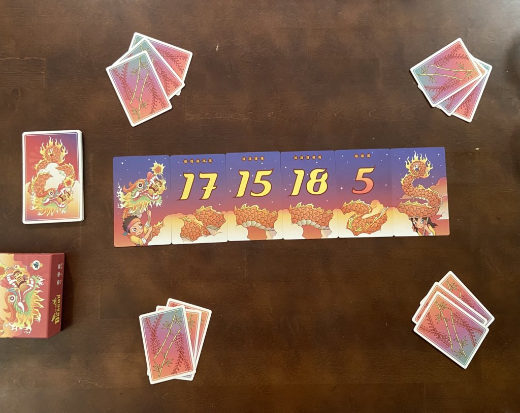 Eine Kartenreihe in der Mitte, ausgeteilte Handkarten