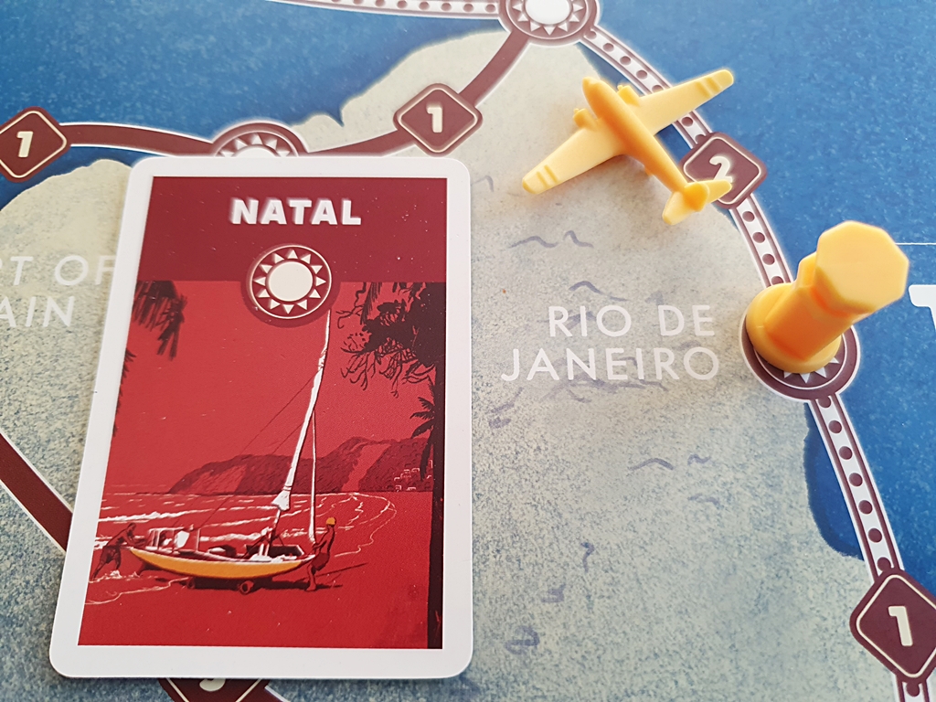 Auszug aus dem Spielplan. Eine Flugstrecke wurde belegt durch den passenden Flughafen und einer Zielkarte