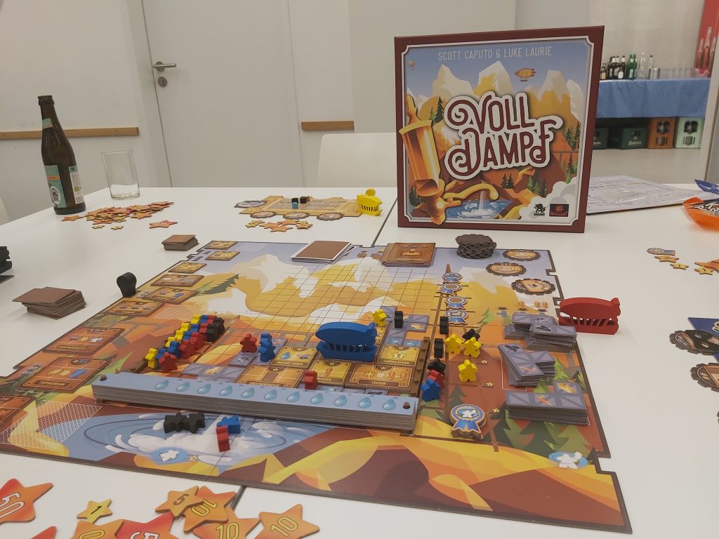 Zu sehen ist das Spiel Volldampf mit all seinen Spielmaterialien.
