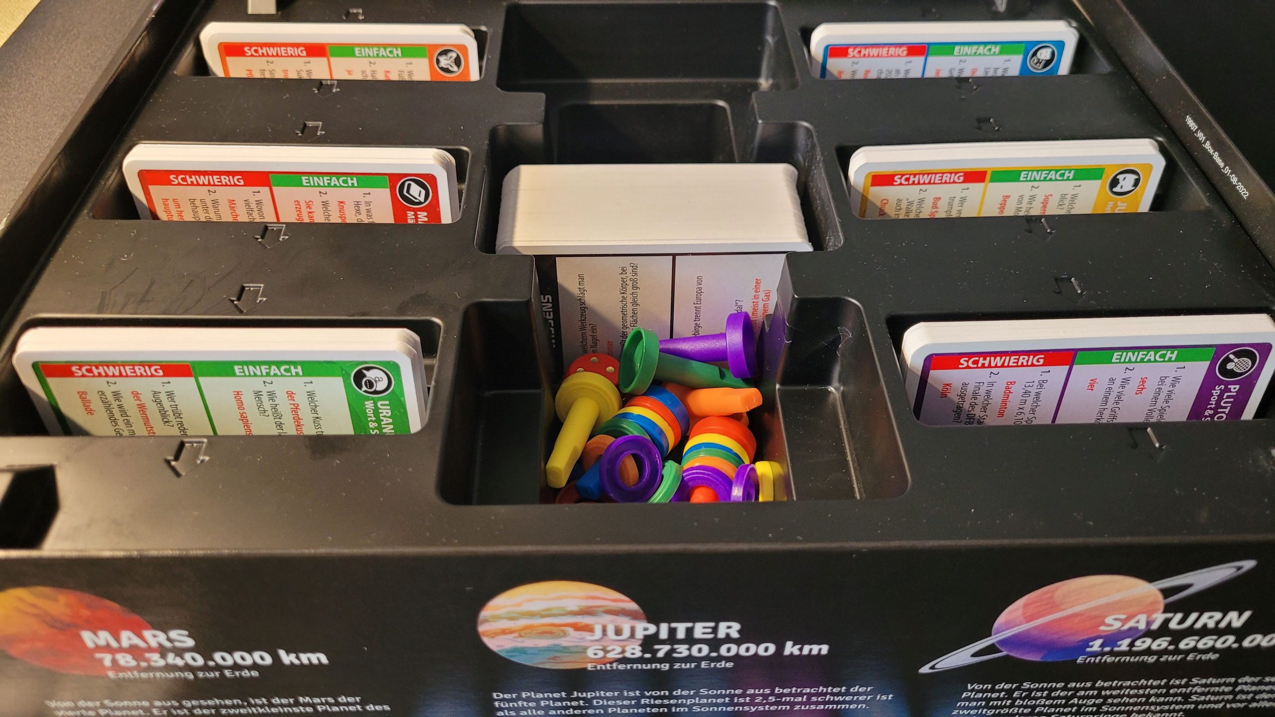 Das Inlay mit zahlreichen Karten, Figuren und Ringen