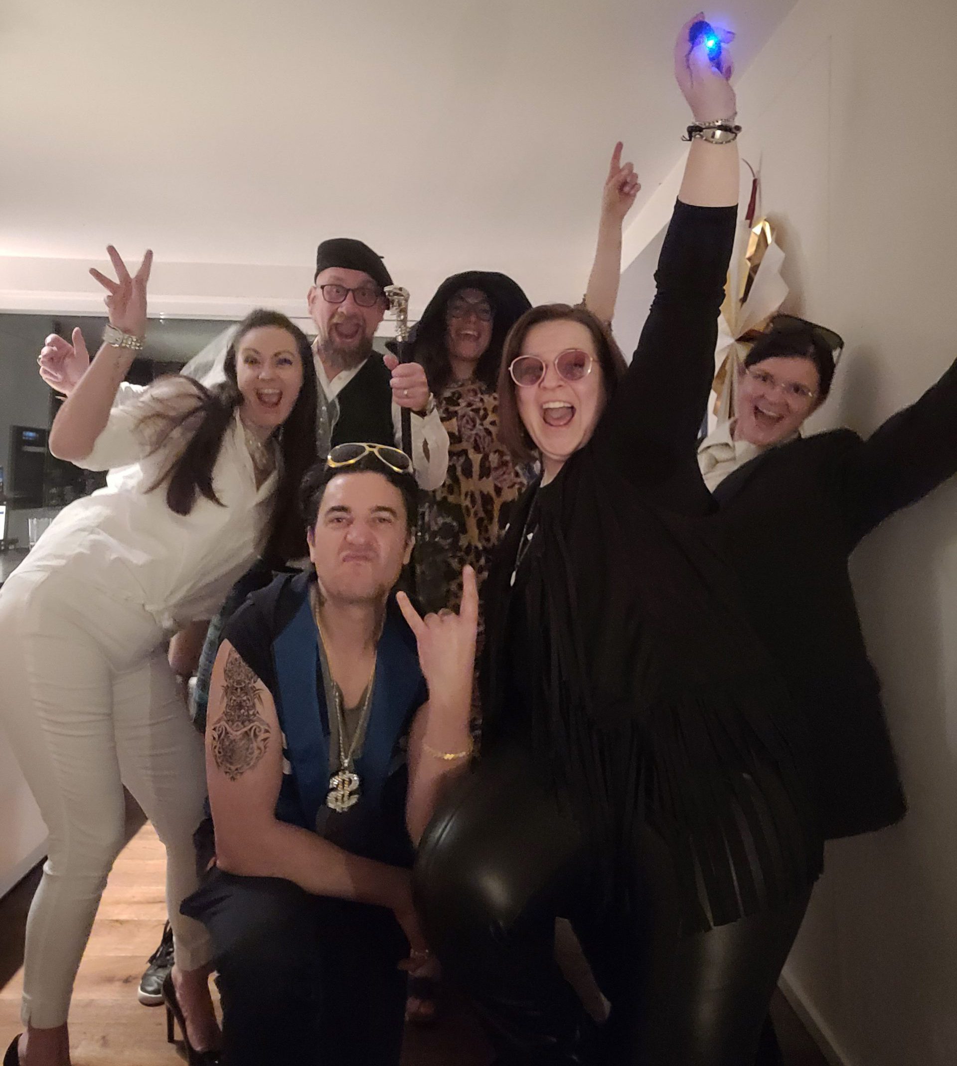 Sechs Personen in Verkleidung