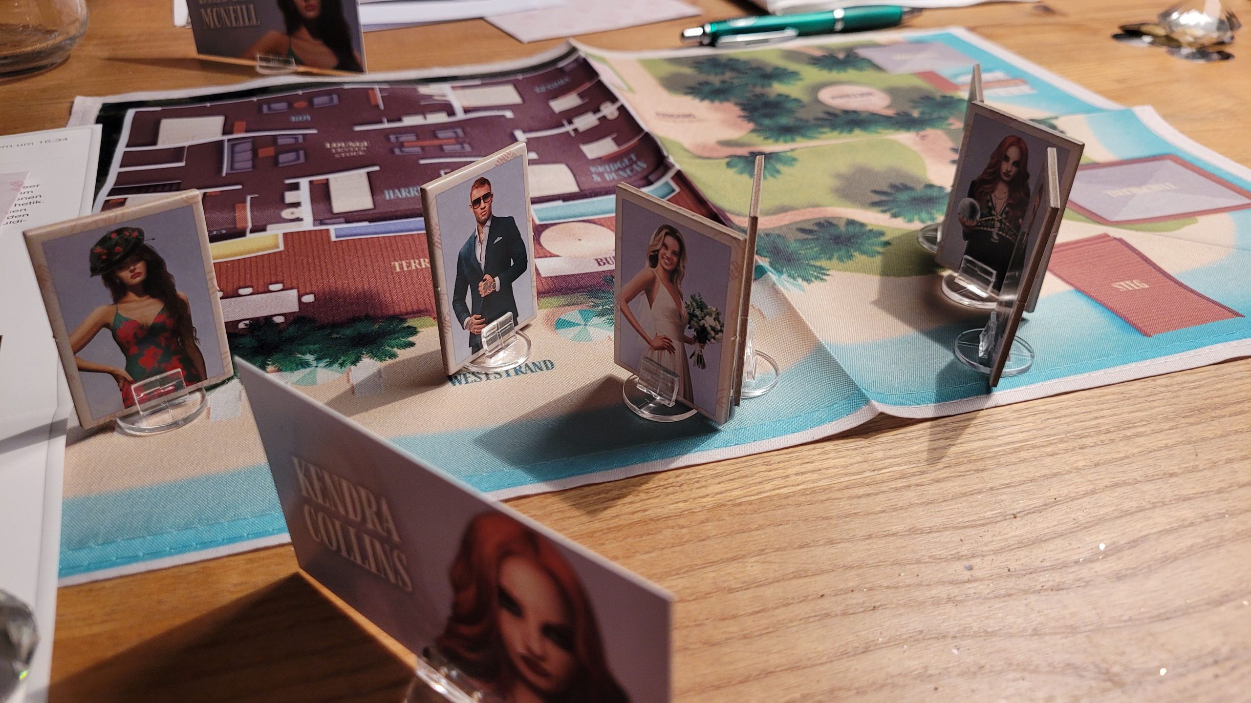 Ein aufgeschlagener Plan mit Figuren in Aufstellern