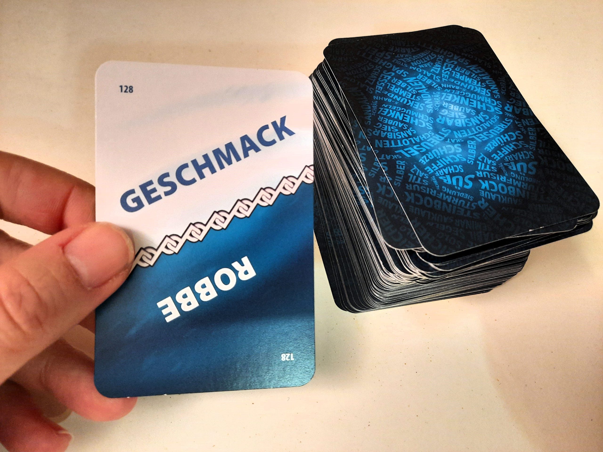 Eine Karte mit zwei verschiedenen Begriffen wird gezeigt.