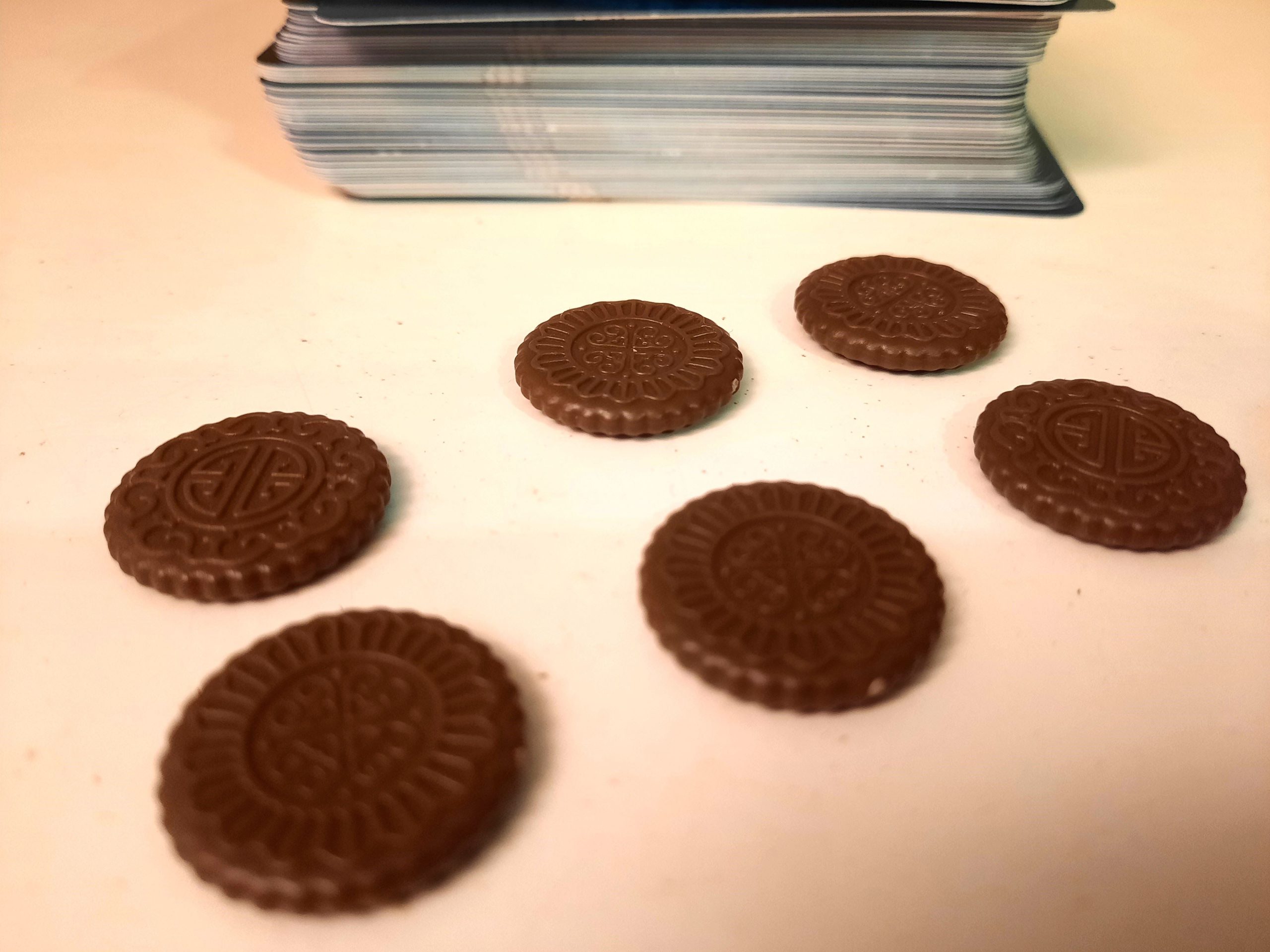 6 Schokotaler liegen auf dem Tisch.