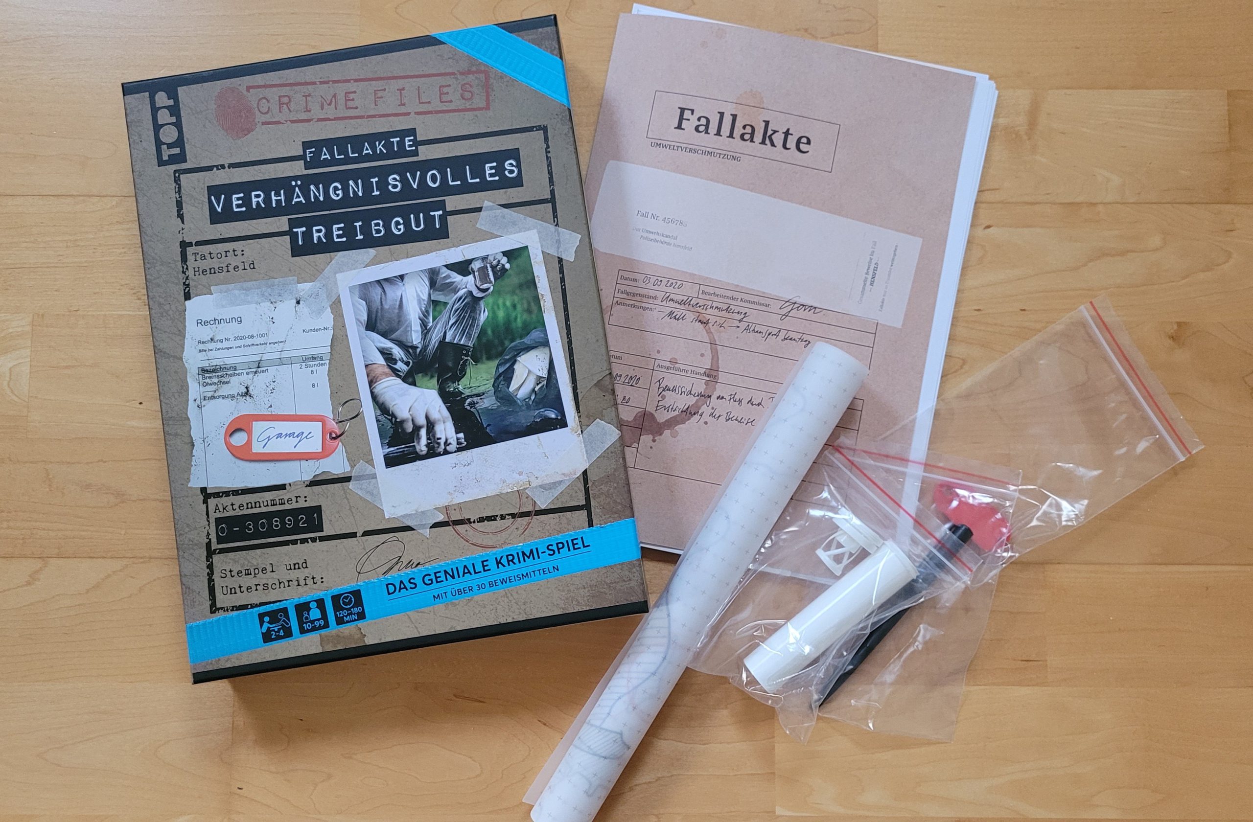Die Fallakte, natürlich in einer echten Mappe und Beweismittel.