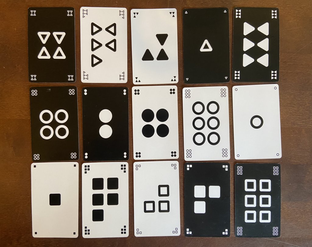 Fünfzehn, ganz unterschiedliche Karten. Schwarzweiss und mit unterschiedlichen Symbolen in unterschiedlicher Anzahl