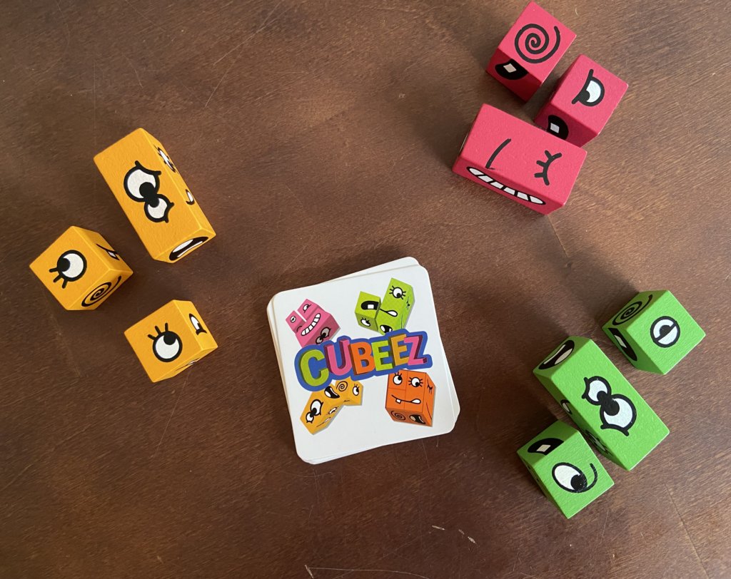 Karten und 3 Sets Würfel mit Gesichtsteilen