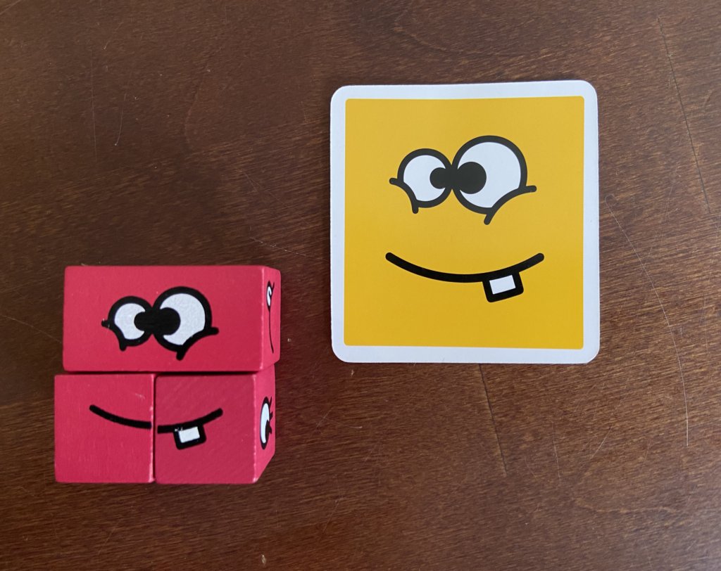 Gesicht auf Karte und mit Würfeln gelegt.