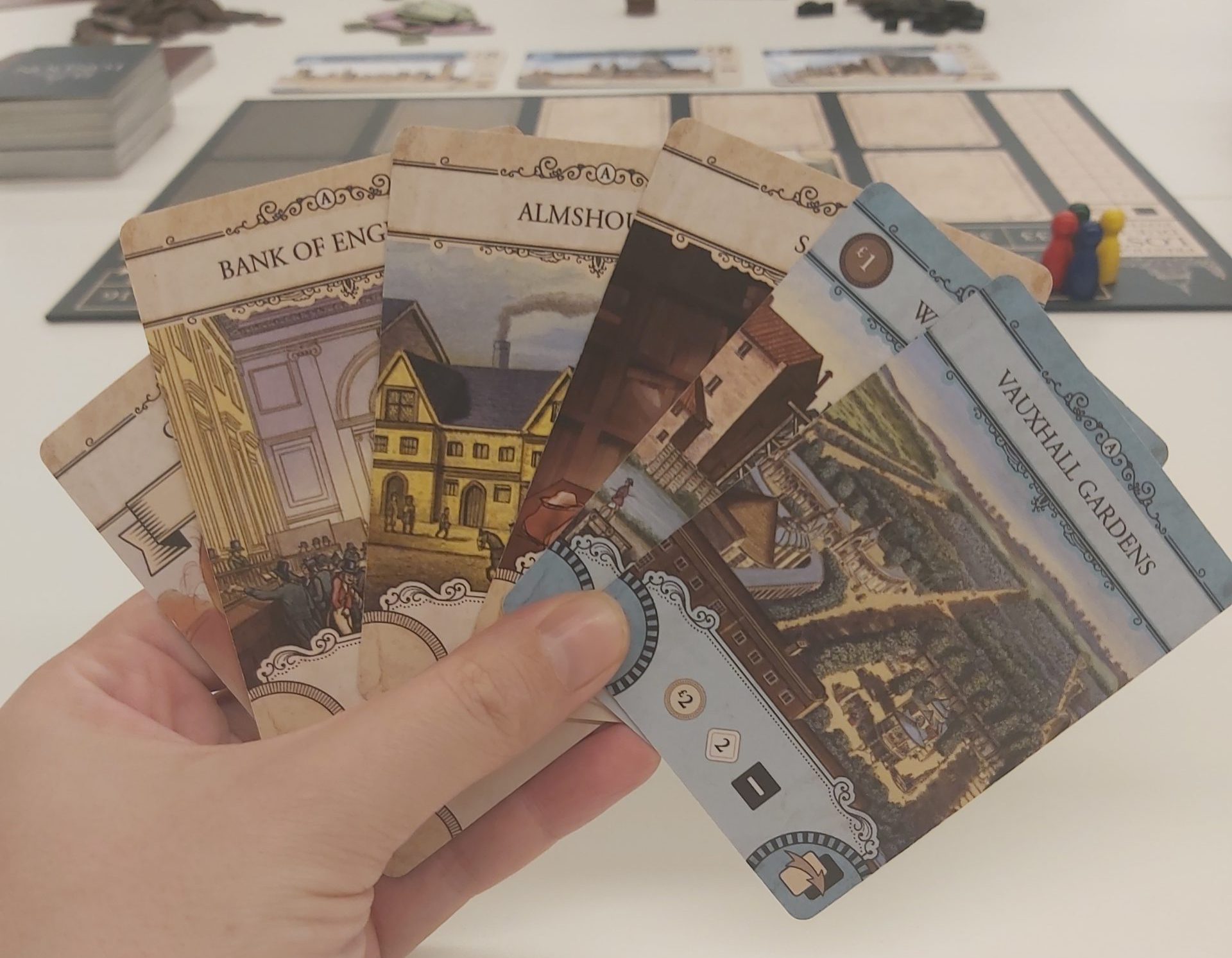 Zu sehen sind die Handkarten einer spielenden Person.