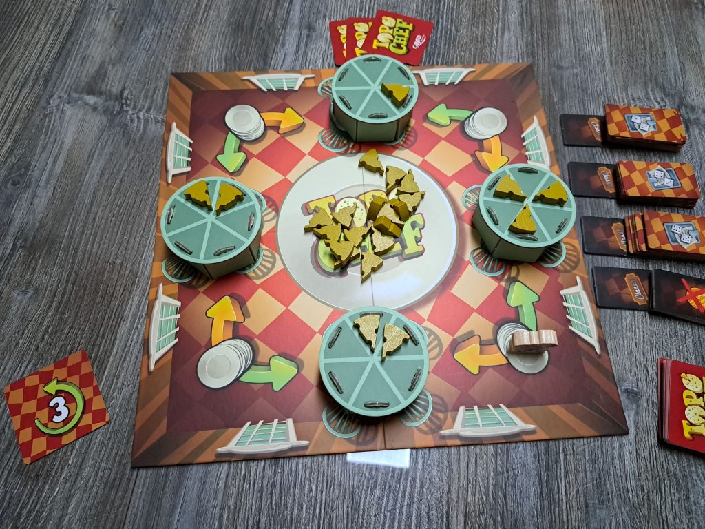 Gedeckte Tische mit unterschiedlichen Käseportionen