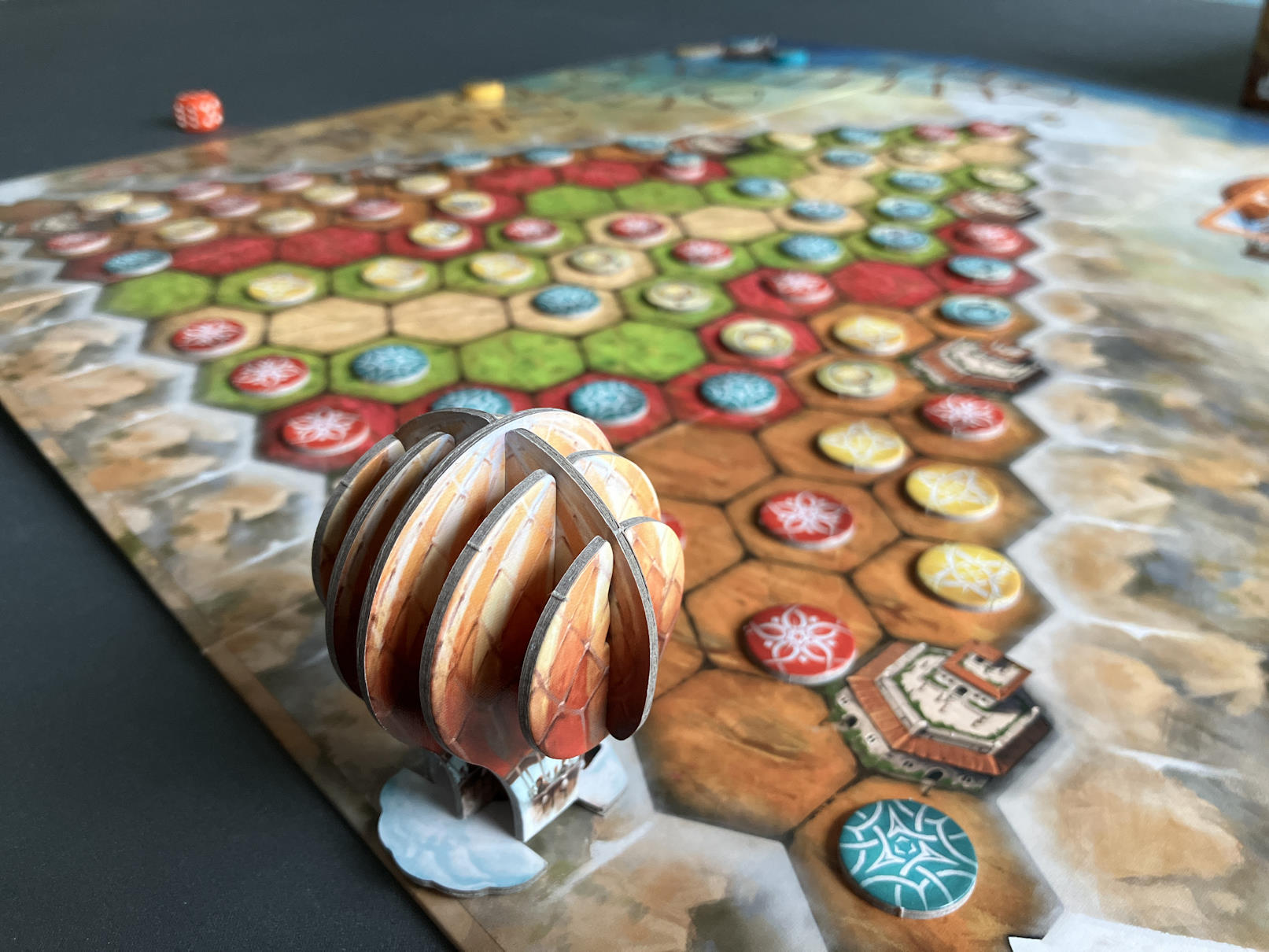 Eine Ballonminiatur umkreist den Spielplan und markiert somit 2 nutzbare Reihen