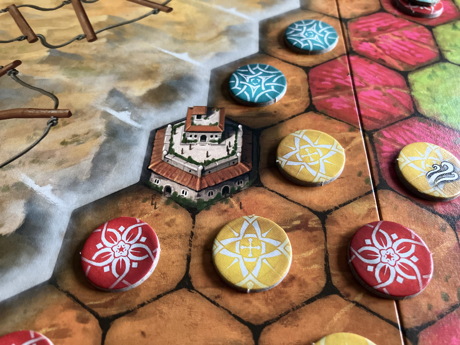 Detailaufnahme des Spielbrettes mit einem Pavillon, an dem sofort Punkte erzielt werden können.