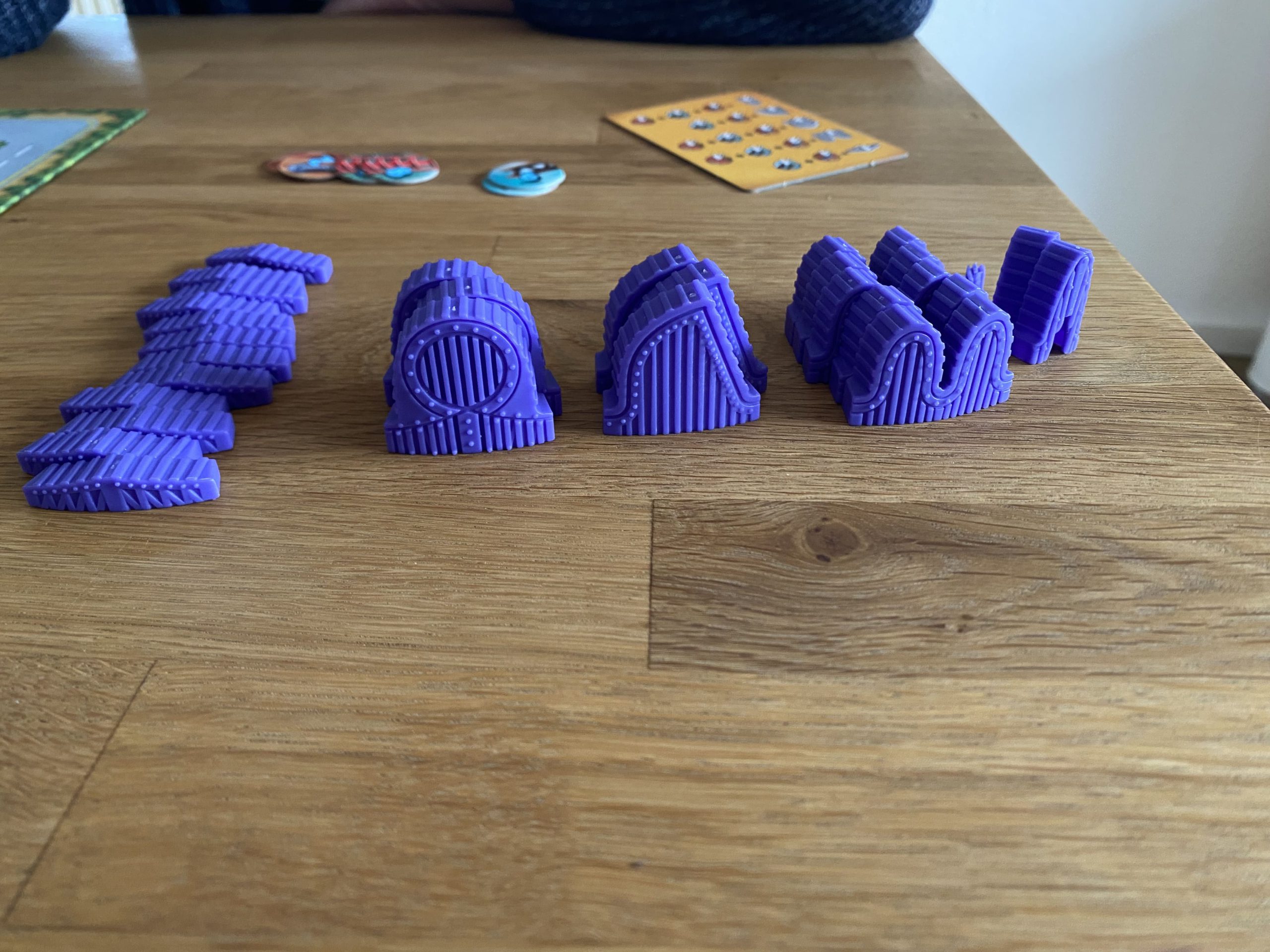 Zu sehen sind die Bestandteile einer Achterbahn des Spiels Speed Wagon.