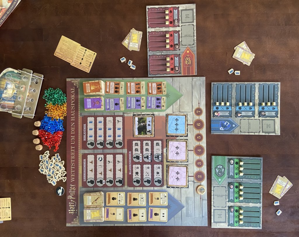 Spielplan und 3 Spielerpläne sowie Kristalle und Kartenliegen auf dem Tisch aus