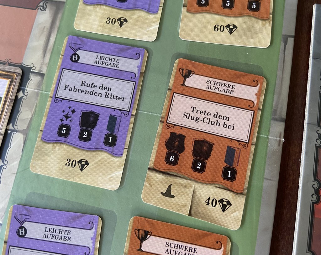 Karten mit Aufgaben auf dem Spielbrett